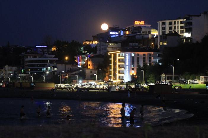 Mavi ay Trabzon'da kendini önce kızıl gösterdi 5